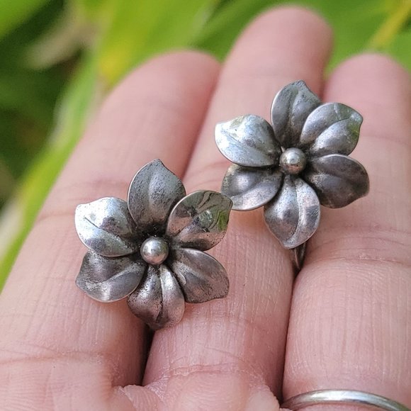 Jewelry - Vintage solid 925 sterling silver ornate detailed orchid earrings